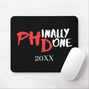 Endlich fertig - Schwarzes PHD-Abschlusszitat-Desi Mousepad