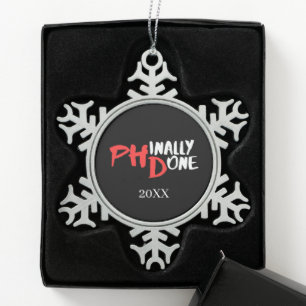 Endlich fertig - Schwarzes PHD-Abschlusszitat-Desi Schneeflocken Zinn-Ornament