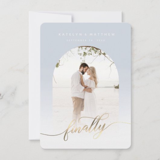 Endlich Gold Script Dusty Blue Arched Gerahmtes Fo Save The Date (Vorderseite)
