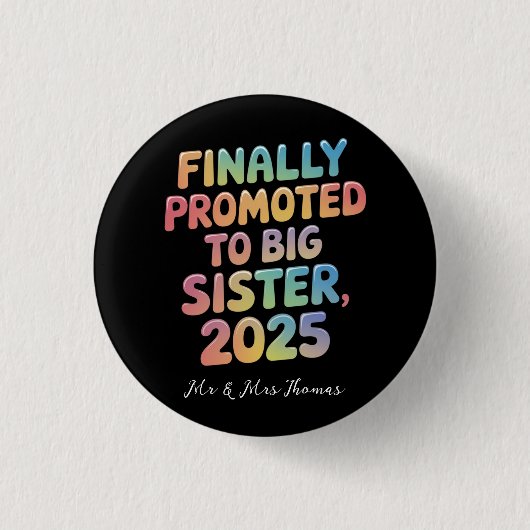 Endlich in Big Sister 2025 Adorable befördert Button (Vorderseite)