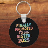 Endlich in Big Sister 2025 Adorable befördert Schlüsselanhänger (Vorderseite)