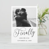 Endlich Minimalistische Hochzeit Foto Save the Dat Date (Stehend Vorderseite)