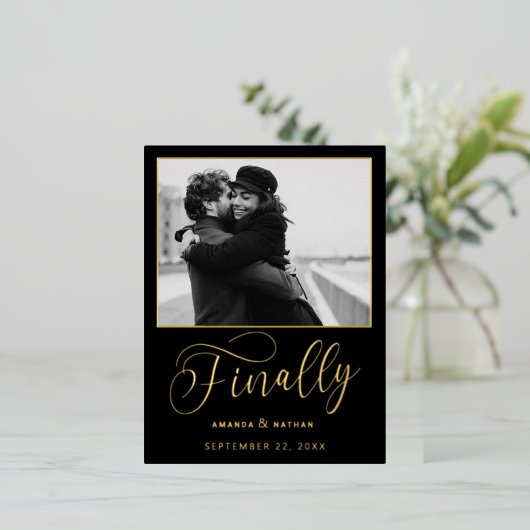 Endlich Minimalistische Hochzeit Foto Save the Dat Folie Einladungspostkarte (Stehend vorne)