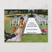 Endlich Save the Date Brown Hair Funny Couple Ankündigungspostkarte (Vorderseite)