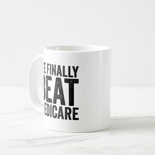 Endlich schlagen wir Medicare-lustiges politisches Kaffeetasse (Vorderseite Links)