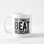 Endlich schlagen wir Medicare-lustiges politisches Kaffeetasse (Links)