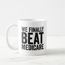 Endlich schlagen wir Medicare-lustiges politisches Kaffeetasse