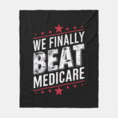 Endlich schlagen wir Medicare Trump Biden-Wahlen Fleecedecke (Vorderseite)