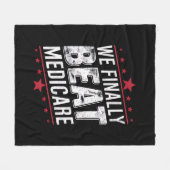 Endlich schlagen wir Medicare Trump Biden-Wahlen Fleecedecke (Vorderseite (Horizontal))