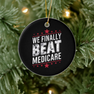 Endlich schlagen wir Medicare Trump Biden-Wahlen Keramik Ornament