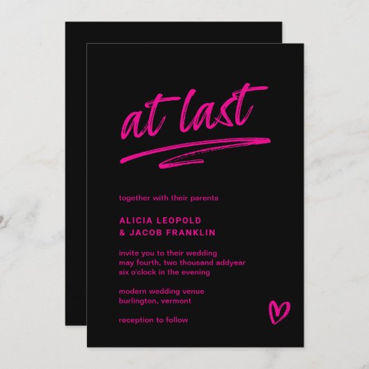 Endlich schwarz-heiß-rosa Typografie Moderne Hochz Einladung (Vorne/Hinten)