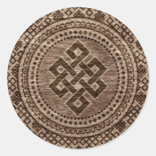 Endloser Knoten dekorativ auf hölzerner Oberfläche Runder Aufkleber