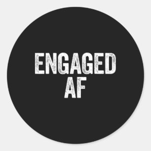 Engagiertes Af-Shirt Frischvermählte Braut und Brä Runder Aufkleber
