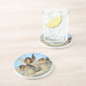 Engel auf einem wolkigen Untersetzer (Seite)