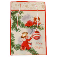 Engel dekorieren den Christbaum