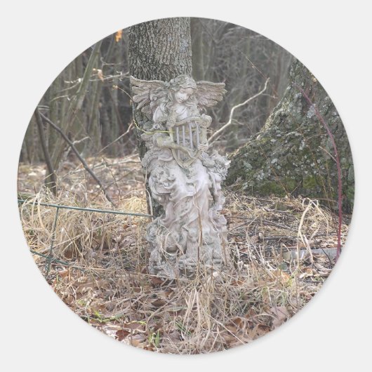 Engel im Wald Runder Aufkleber (Vorderseite)