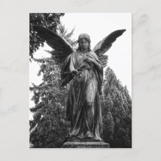 Engel mit Spread Flügeln mit einer Blume Postkarte