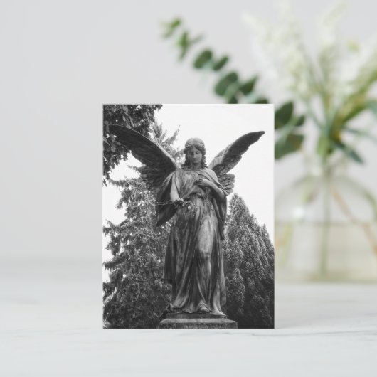 Engel mit Spread Flügeln mit einer Blume Postkarte (Stehend Vorderseite)