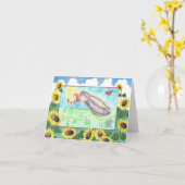 Engel spielt mit Monarchen-Schmetterlingen. Karte (Gelbe Blume)