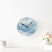 Engels-Flügel im bewölkten blauen Himmel Runde Wanduhr (Zuhause)