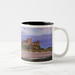England, Northumberland, Bamburgh Schloss Zweifarbige Tasse