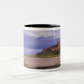 England, Northumberland, Bamburgh Schloss Zweifarbige Tasse (Mittel)