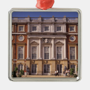 England, Surrey, Hampton Court Palace. 2 Silbernes Ornament