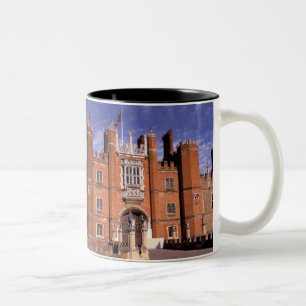 England, Surrey, Hampton Court Palace. 3 Zweifarbige Tasse