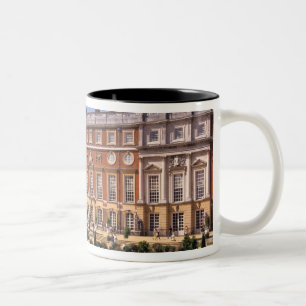 England, Surrey, Hampton Court Palace. Zweifarbige Tasse