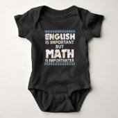 Englisch ist wichtig, aber Mathe ist Importanter Baby Strampler (Vorderseite)