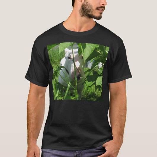 Englisch-Stier-Terrier, der durch das Blätter T-Shirt (Vorderseite)