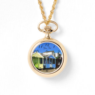 englische blaue Himmel und Strandhütten am Meer Armbanduhr