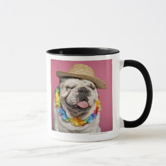 Englische Bulldogge (18 Monate alte) ein Stroh Tasse