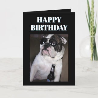 Englische Bulldogge mit Sonnenbrille und Bier Karte