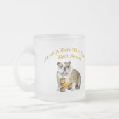 Englische Bulldogge teilt Bier Mattglastasse (Links)