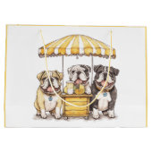 Englische Bullhunde laufen auf einer Limonade Große Geschenktüte (Rückseite)