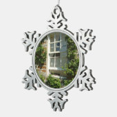 Englische Hütte I Charming Schneeflocken Zinn-Ornament (Rechts)
