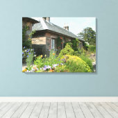 Englische Hütte II mit Blumengartenfotografie Leinwanddruck (Insitu (Holzboden))