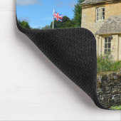 Englische Hütte mit Garten mousepad (Ecke)