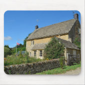 Englische Hütte mit Garten mousepad (Vorne)