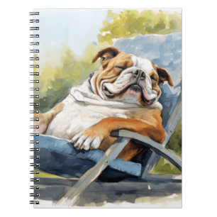 Englischer Bulldog Hund entspannt sich im Tiergenu Notizblock