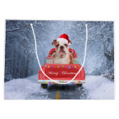 Englischer Bulldog im Schnee sitzend im Weihnachts Große Geschenktüte (Rückseite)