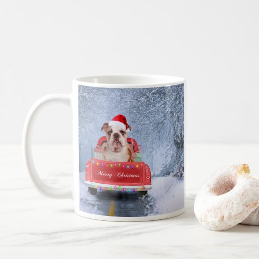 Englischer Bulldog im Schnee sitzend im Weihnachts Kaffeetasse (Mit Donut)