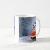 Englischer Bulldog im Schnee sitzend im Weihnachts Kaffeetasse (VorderseiteRechts)