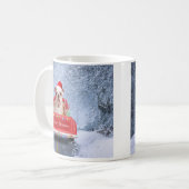 Englischer Bulldog im Schnee sitzend im Weihnachts Kaffeetasse (Vorderseite Links)