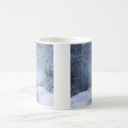 Englischer Bulldog im Schnee sitzend im Weihnachts Kaffeetasse (Mittel)