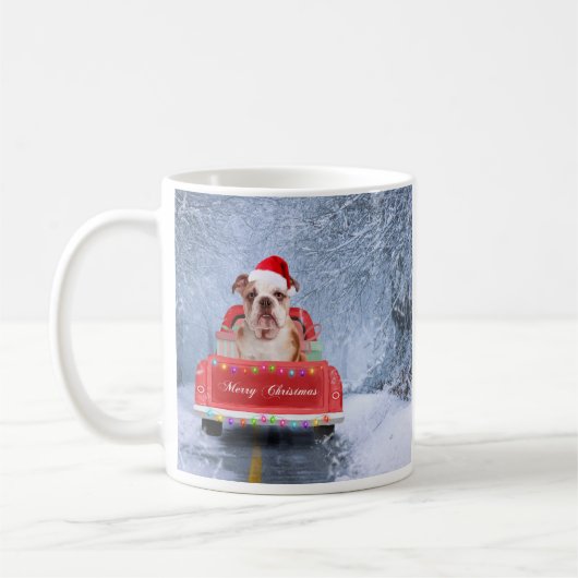 Englischer Bulldog im Schnee sitzend im Weihnachts Kaffeetasse (Links)