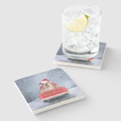 Englischer Bulldog im Schnee sitzend im Weihnachts Steinuntersetzer (Seitenansicht)