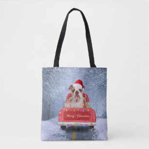 Englischer Bulldog im Schnee sitzend im Weihnachts Tasche