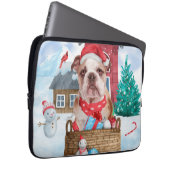 Englischer Bulldog im Schnee Weihnachts-Hundehaus Laptopschutzhülle (Vorne Rechts)